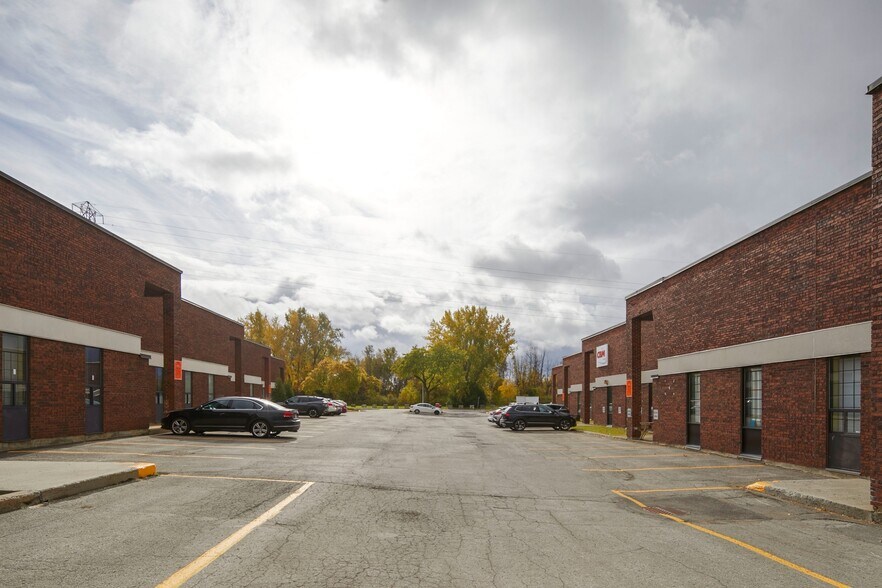 More Photos Of 8411-8451 Ch Dalton, Mont-Royal Warehouse For Lease