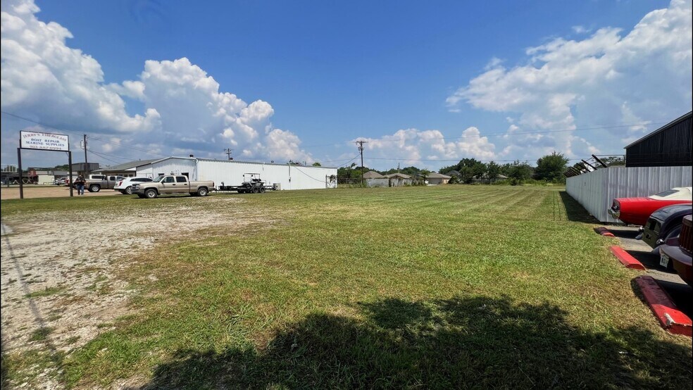 More Photos Of 2618 W Main St, Gun Barrel City Storefront For Sale