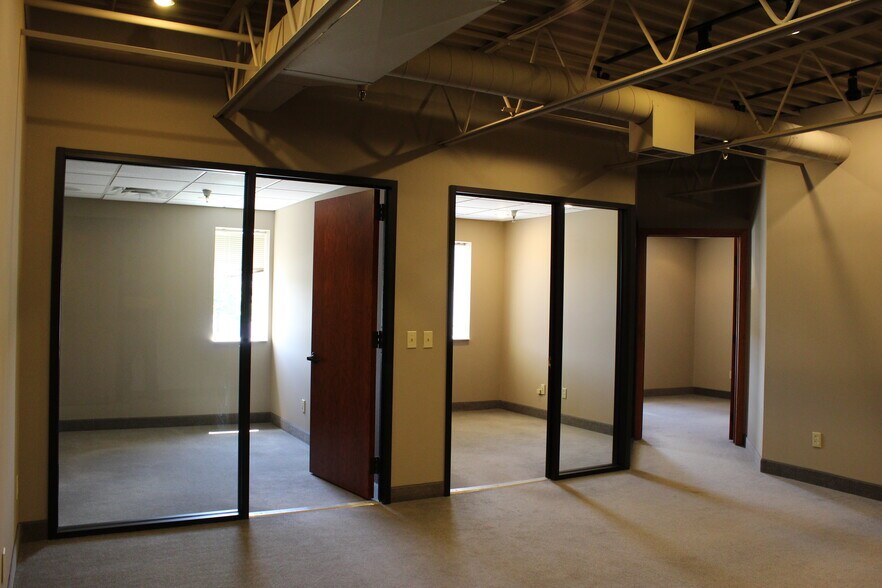 More Photos Of 1500-1548 Cliff Rd E, Burnsville Warehouse For Lease