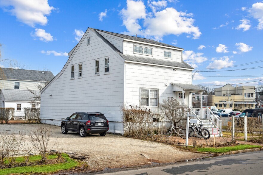 More Photos Of 23 Bridge St, Sag Harbor Freestanding For Sale