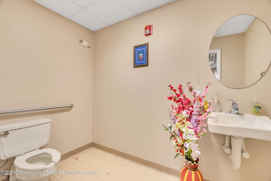 More Photos Of 2101 Lake Rd, Manchester Medical For Sale