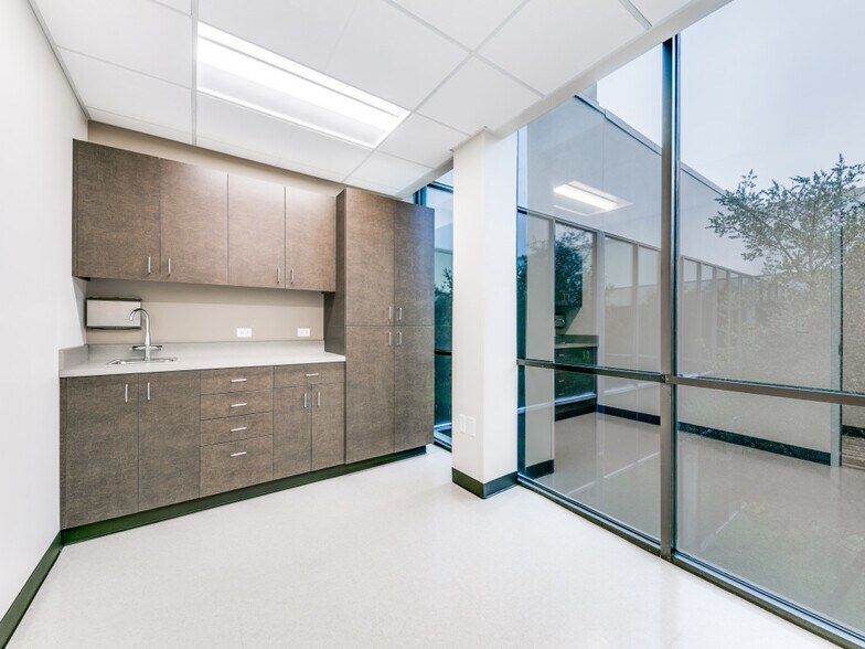 More Photos Of 12606 Greenville Ave, Dallas Medical For Lease