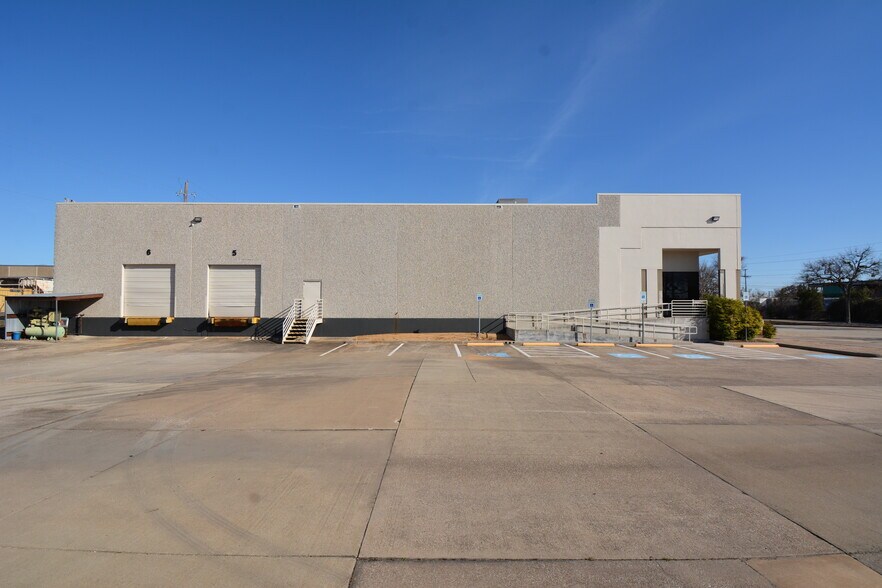 More Photos Of 13435 Jupiter Rd, Dallas Distribution For Lease