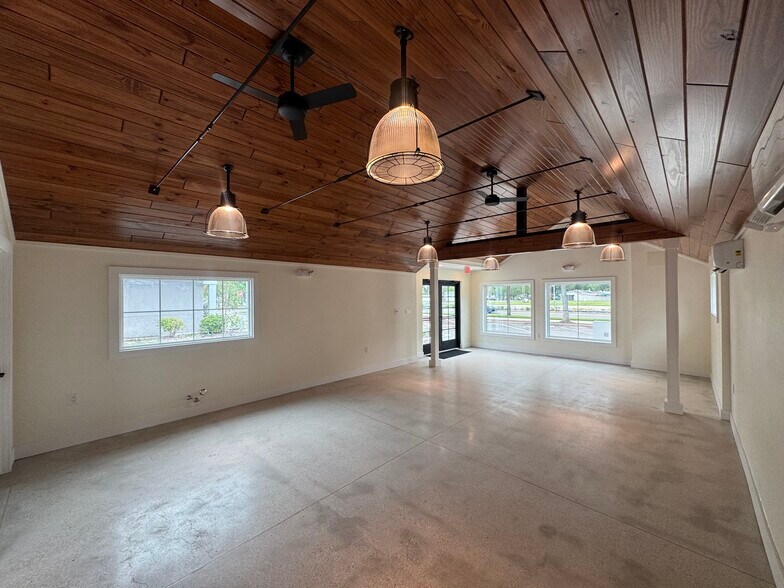 More Photos Of 514 1st Ave SW, Largo General Retail For Lease