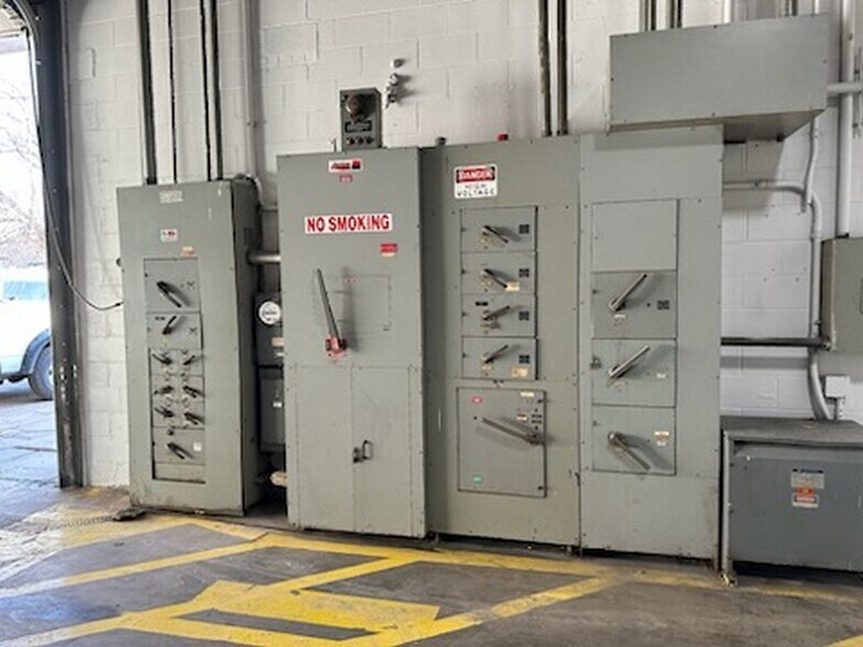 More Photos Of 6704 Pingree Rd, Crystal Lake Manufacturing For Lease