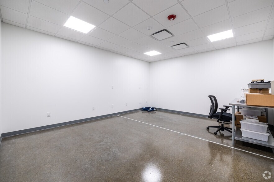 More Photos Of 154 Calvary St, Waltham Research And Development For Lease