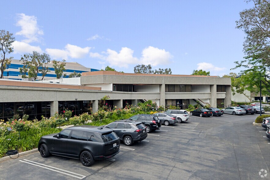 More Photos Of 21250 Califa St, Woodland Hills Research And Development For Lease
