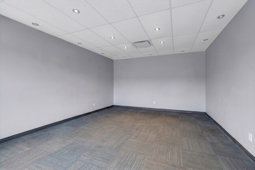 More Photos Of 150 Boul Saint-Martin O, Laval Light Distribution For Lease