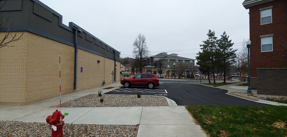 More Photos Of 722 N Chestnut St, Chaska Storefront For Lease