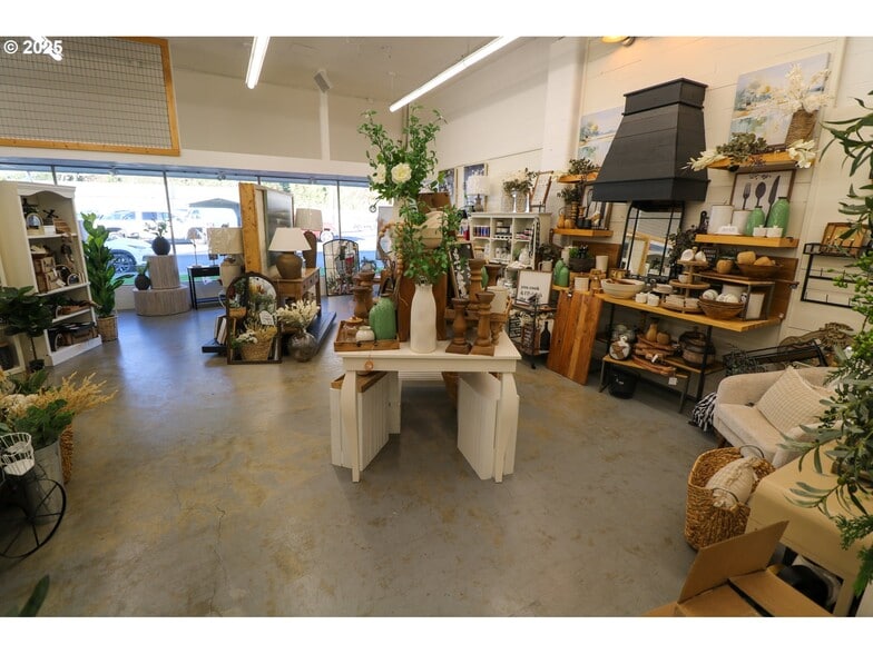 More Photos Of 790 N Bayshore Dr, Coos Bay Freestanding For Sale