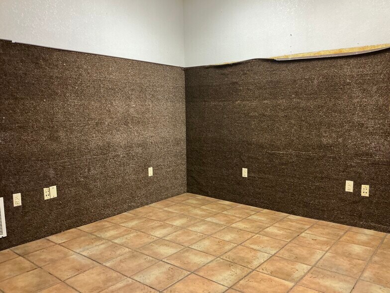 More Photos Of 908 Cecilia St, Alice Warehouse For Lease