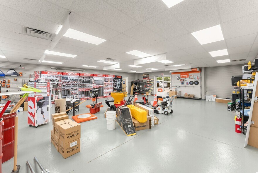More Photos Of 3917 Old Flowery Branch Rd, Oakwood Flex For Lease