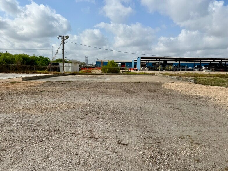 More Photos Of 433 N Navigation Blvd, Corpus Christi Manufacturing For Lease