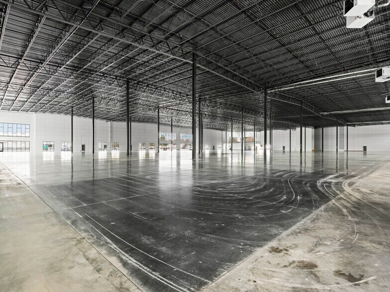 More Photos Of 565 Parkland Drive, Sandy Warehouse For Lease