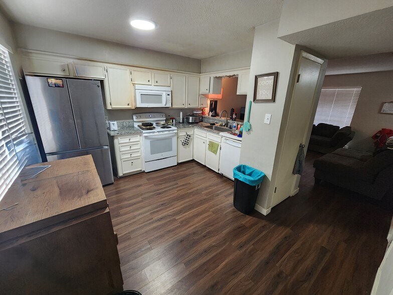 More Photos Of 517 5th St, Humble Apartments For Sale