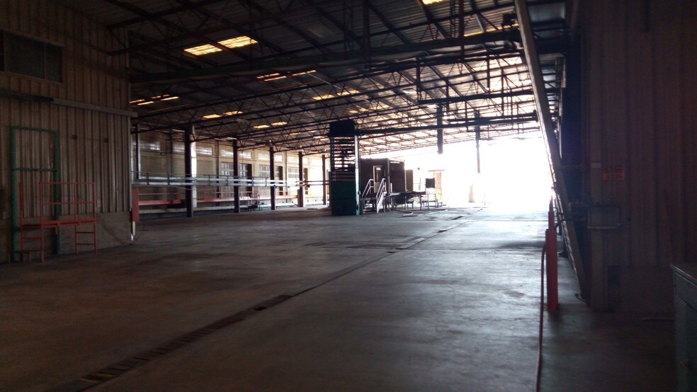 More Photos Of 700 Center St, Orange Cove Manufacturing For Lease