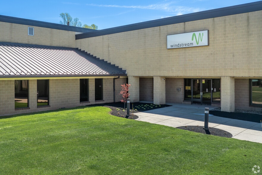 More Photos Of 965 Thomas Dr, Warminster Light Manufacturing For Lease