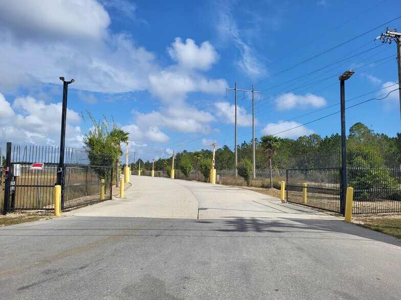 More Photos Of 9140 Canal Rd, Gulfport Light Distribution For Sale