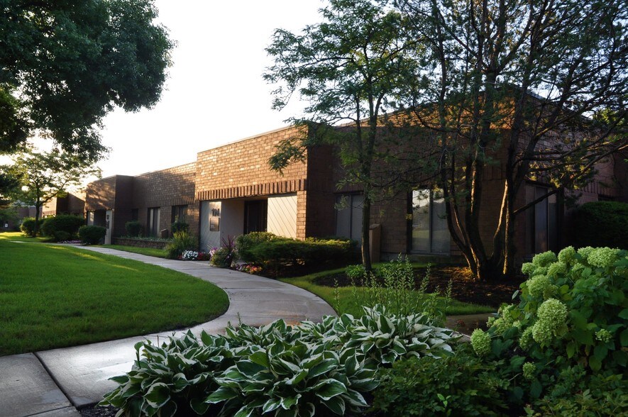 More Photos Of 1535 Lake Cook Rd, Northbrook Office For Sale