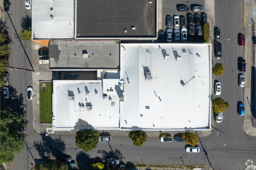 More Photos Of 911-915 NE Davis St, Portland Flex For Lease