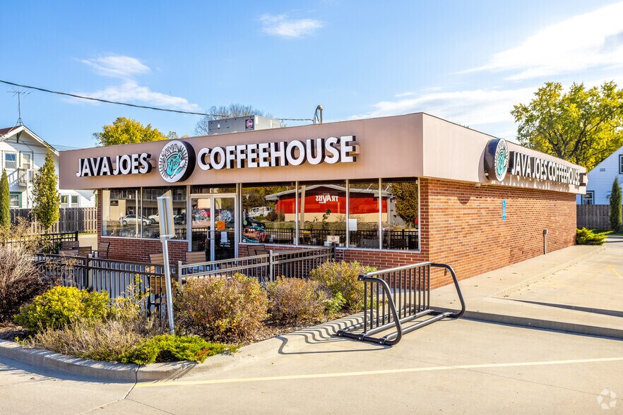 Primary Photo Of 4944 Douglas Ave, Des Moines Restaurant For Lease