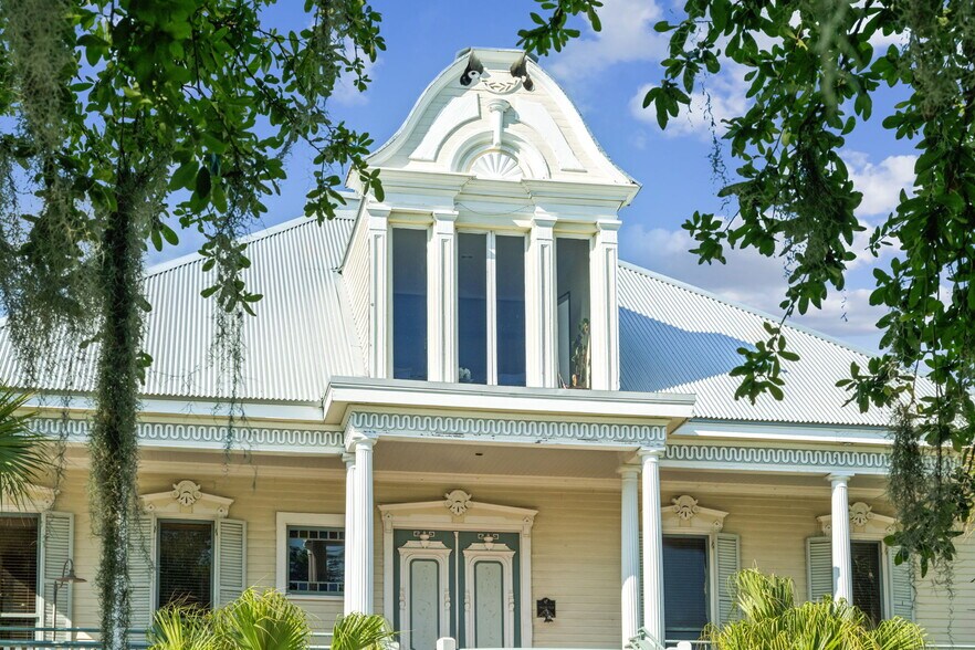 Primary Photo Of 2001 Lakeshore Dr, Mandeville Office For Sale