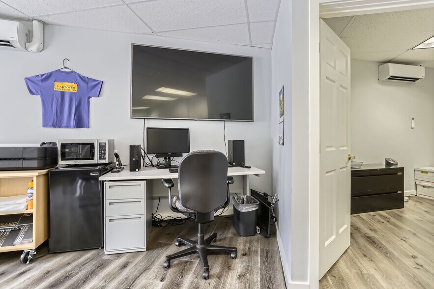 More Photos Of 5215 SE Flavel Dr, Portland Freestanding For Lease