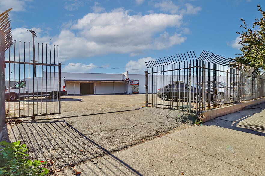 More Photos Of 7410-7428 Bellaire Ave, North Hollywood Warehouse For Sale