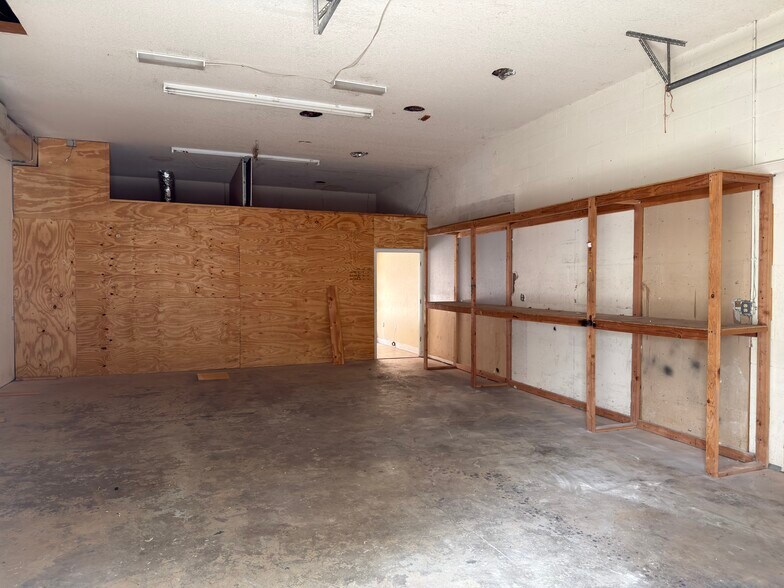 More Photos Of 18290 Paulson Dr, Port Charlotte Warehouse For Lease