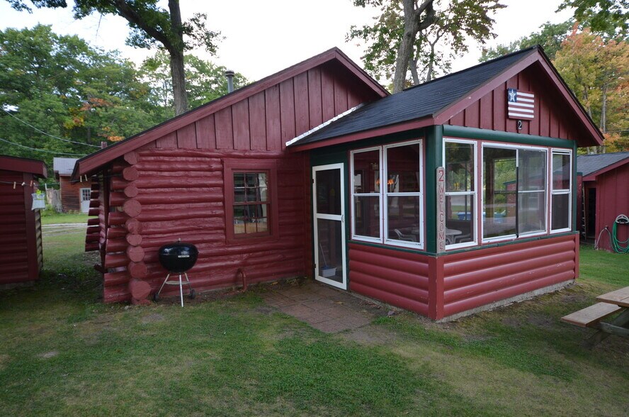 More Photos Of 127 Oneida Dr, Houghton Lake Hotel For Sale