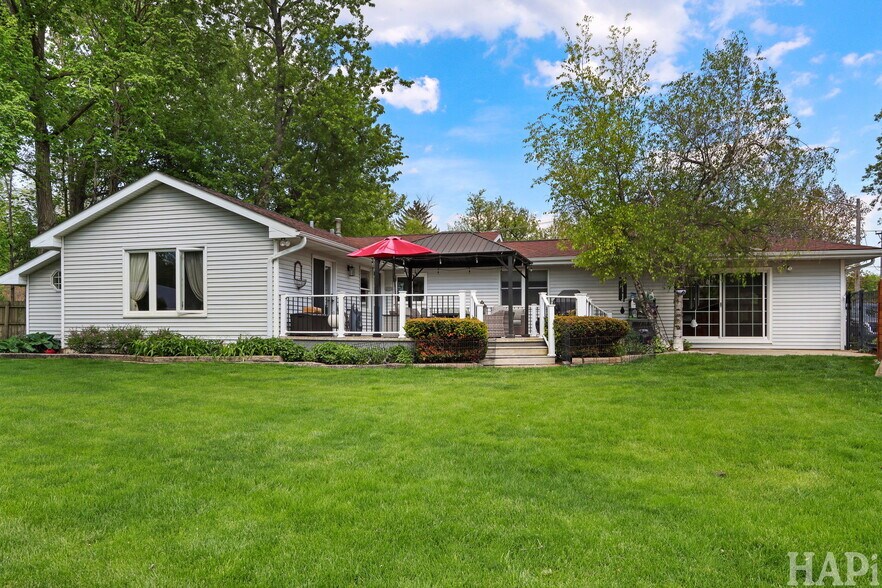 More Photos Of 4403 S Roberts Rd, Island Lake Veterinarian Kennel For Sale