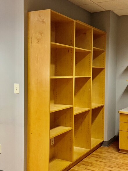 More Photos Of 160 S Turnpike Rd, Wallingford Light Distribution For Lease