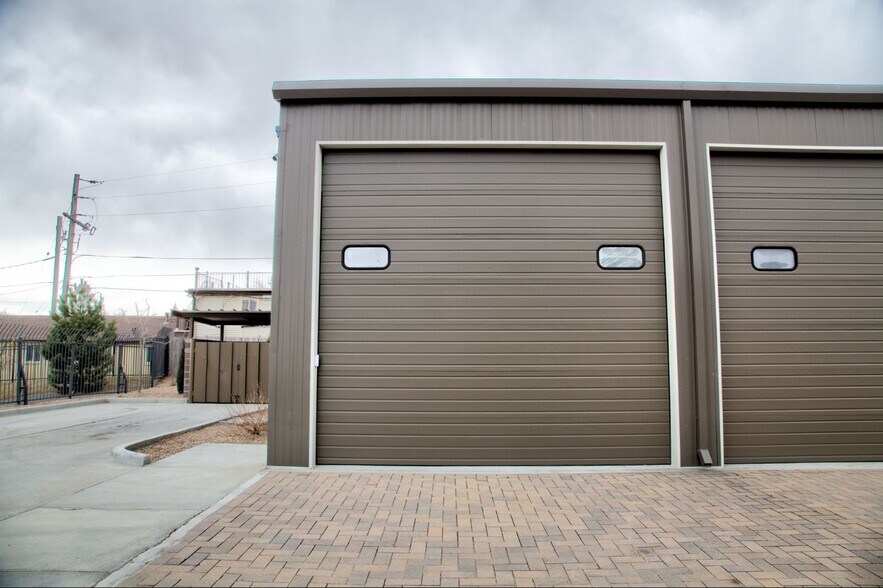 More Photos Of 560-580 Ames St, Lakewood Industrial For Lease