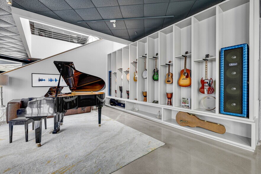 More Photos Of 5000 Northfield Ln, Spring Hill Movie Radio TVStudio For Sale