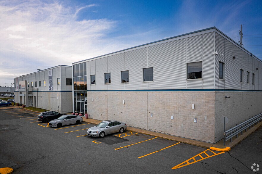 More Photos Of 10400 Renaude-Lapointe, Montréal Distribution For Sale
