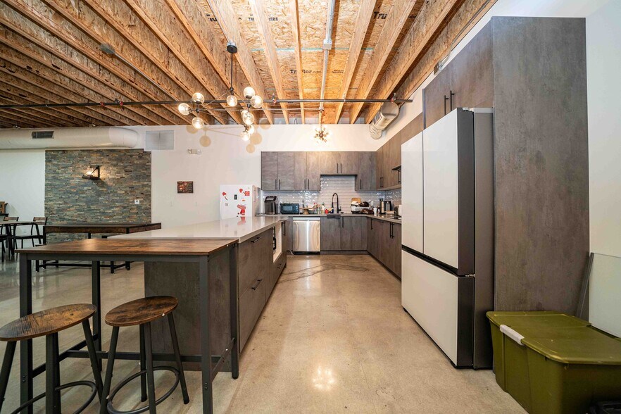 More Photos Of 2001 Saturn St, Monterey Park Light Distribution For Sale