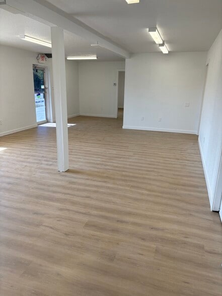 More Photos Of 18440 Paulson Dr, Port Charlotte Service For Lease