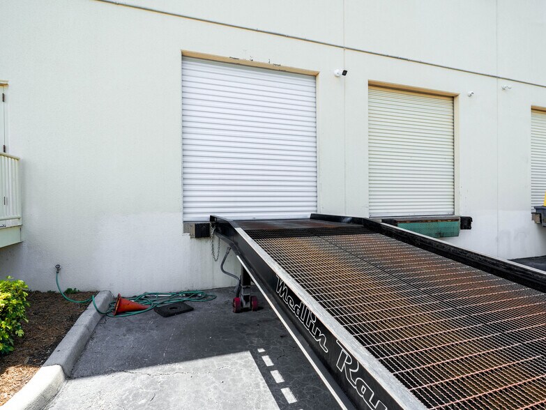 More Photos Of 6600-6626 Kingspointe Pky, Orlando Distribution For Lease