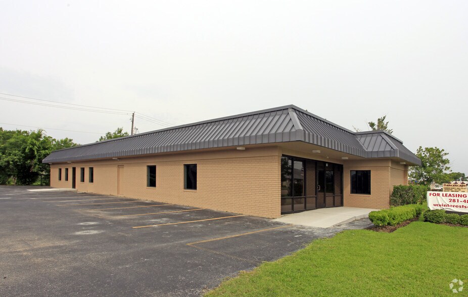 Primary Photo Of 2010 Broadway St, Pearland Medical For Lease
