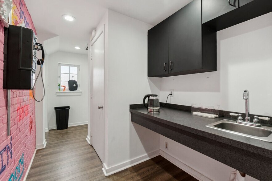 More Photos Of 519-521 N Charles St, Baltimore Office For Sale