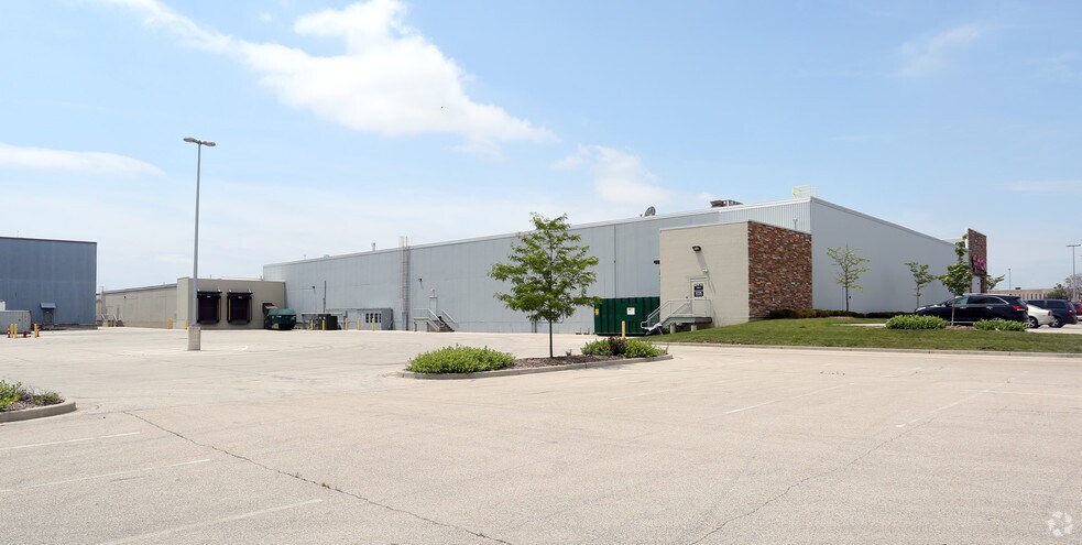 More Photos Of 11500 W Burleigh St, Wauwatosa Storefront For Lease