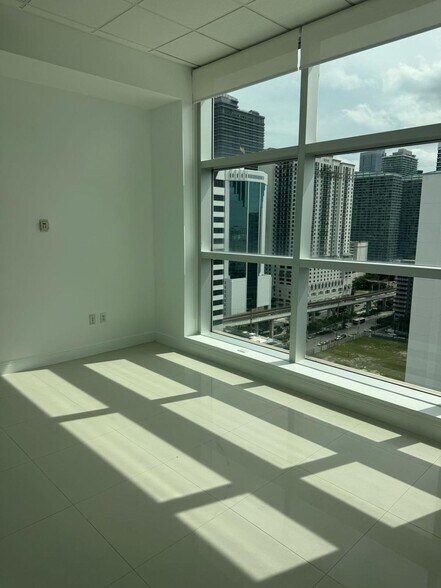More Photos Of 175 SW 7th St, Miami Medical For Sale
