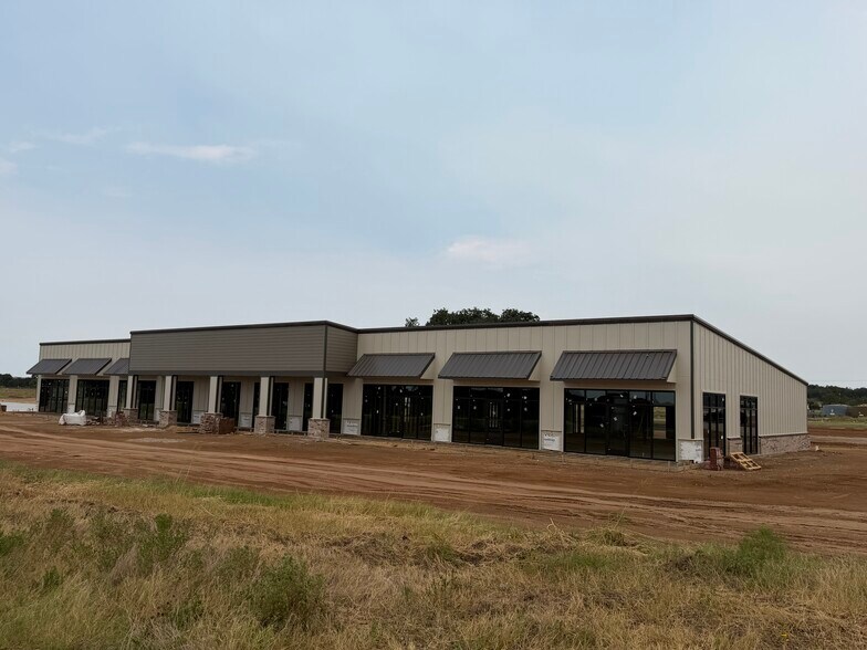 More Photos Of 1001 Industrial Ct, Weatherford General Retail For Lease
