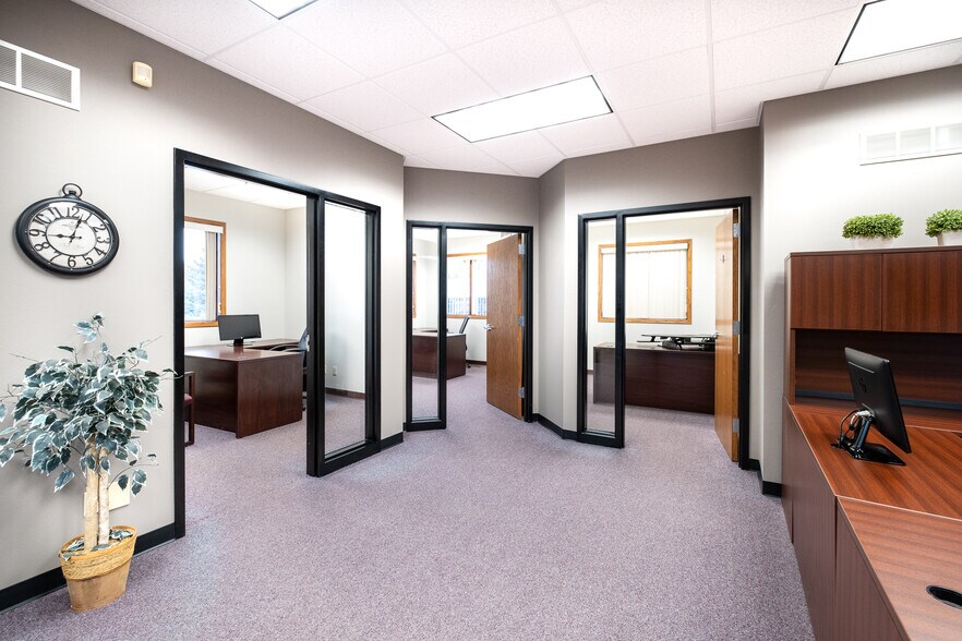 More Photos Of 40 Good Counsel Dr, Mankato Office For Sale