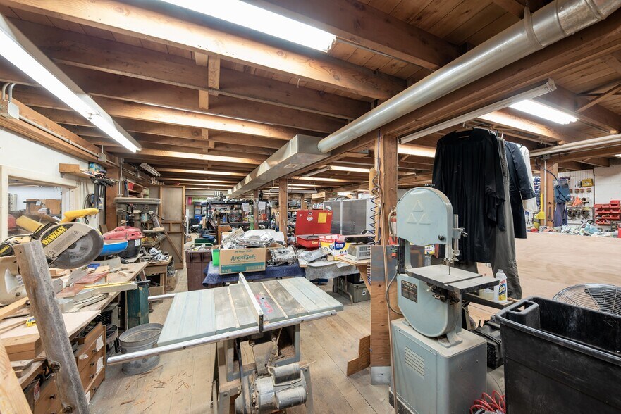 More Photos Of 890 Lake Ave, Woodstock General Retail For Sale