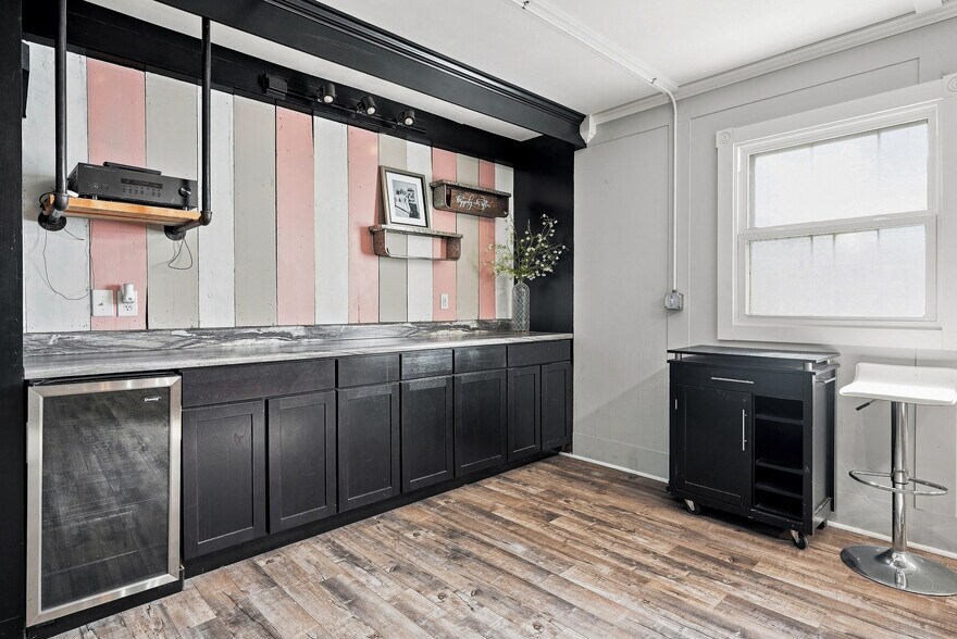 More Photos Of 204 S Broadway, Salisbury Specialty For Sale