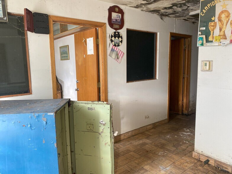 More Photos Of 5424-5428 25th St, Cicero Industrial For Sale