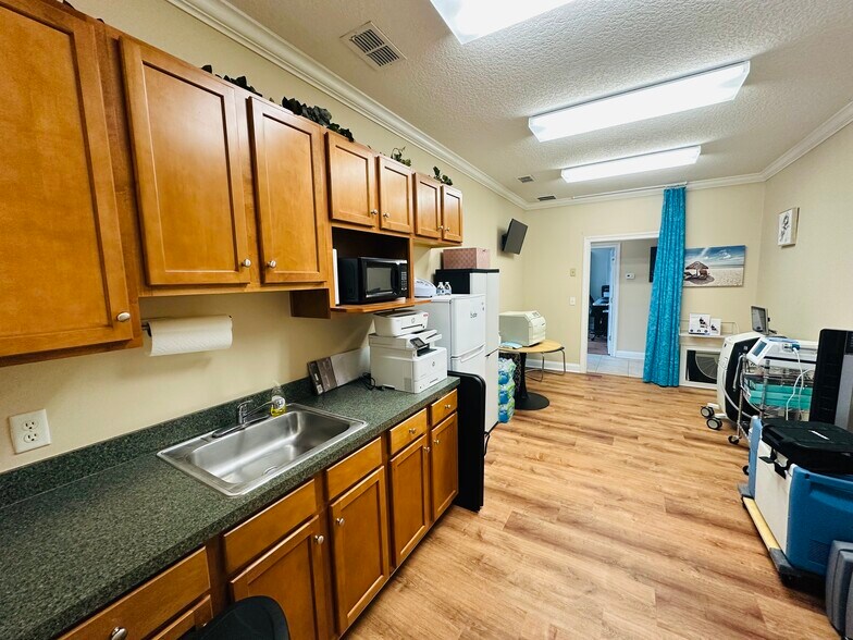 More Photos Of 305 Kingsley Lake Dr, Saint Augustine Medical For Lease