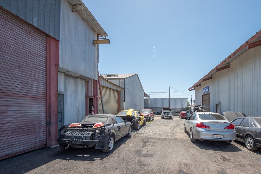 More Photos Of 1121-1135 Sweetwater Ln, Spring Valley Manufacturing For Lease
