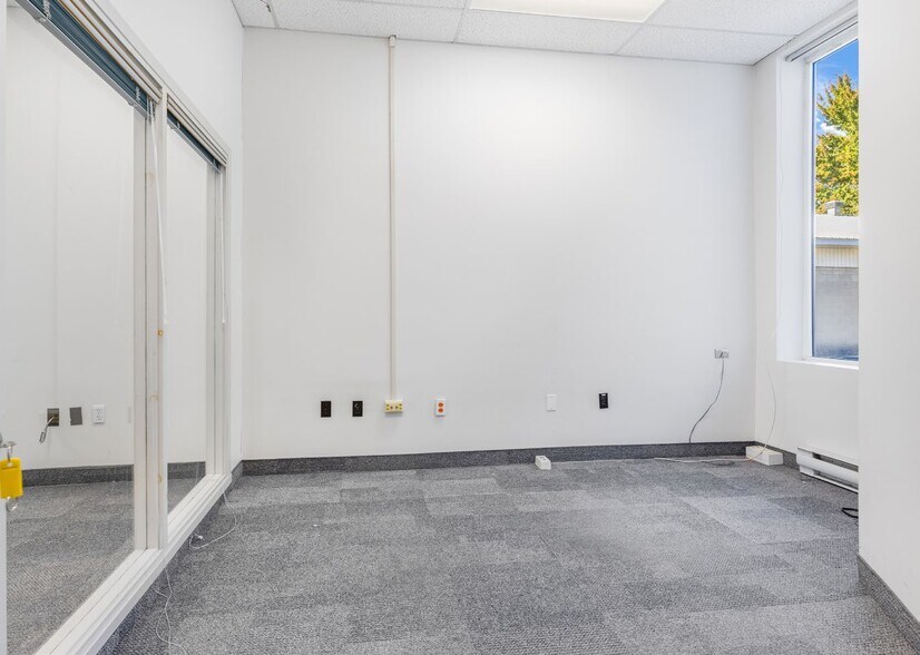 More Photos Of 124 Rue Châteauguay, Huntingdon General Retail For Sale